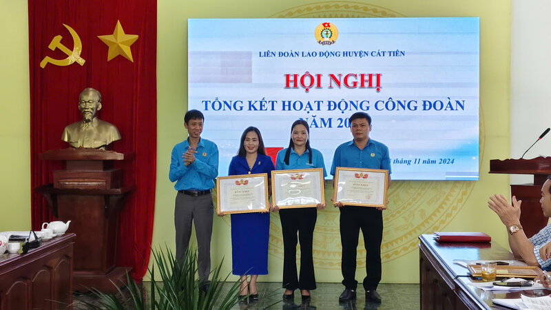 Mr. Nguyen Sy Hue - Vice Chairman of Cat Tien District Labor Federation awarded Certificates of Merit from Lam Dong Provincial Labor Federation to grassroots trade unions. Photo: M. Phuong