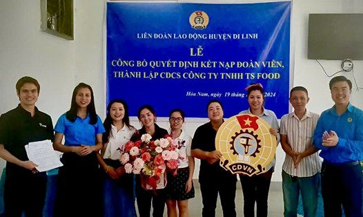 Ông Nguyễn Hữu Cường – Chủ tịch Liên đoàn Lao động huyện Di Linh (bên phải) trao huy hiệu Công đoàn Việt Nam cho Công đoàn cơ sở Công ty TNHH TS Food. Ảnh: N.Hương
