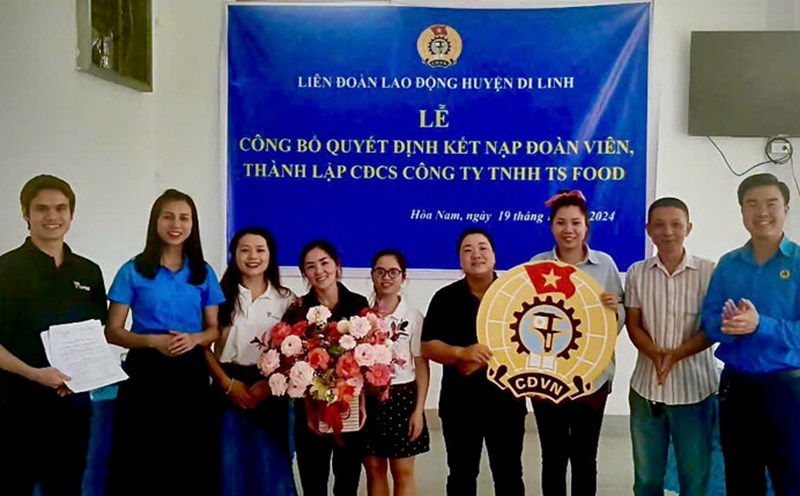 Mr. Nguyen Huu Cuong - Chairman of Di Linh District Labor Federation (right) awarded the Vietnam Trade Union badge to the Trade Union of TS Food Company Limited. Photo: N. Huong