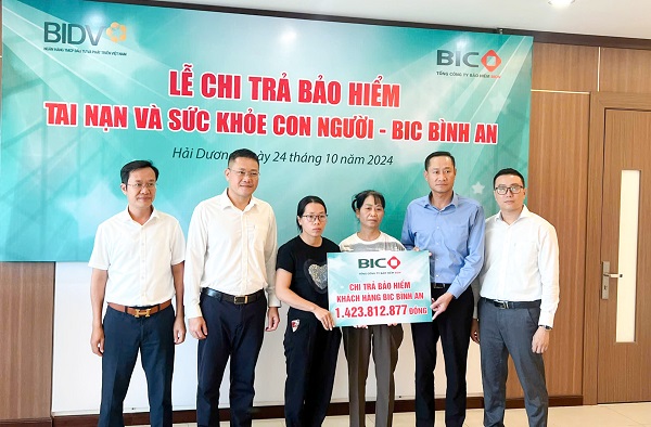 Đại diện lãnh đạo BIC trao tiền bảo hiểm cho thân nhân khách hàng.