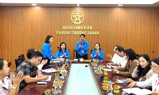 Ông Nguyễn Trường Giang - Chủ tịch LĐLĐ quận Long Biên đánh giá một số Công đoàn phường có nhiều mô hình sáng tạo. Ảnh: CĐCS