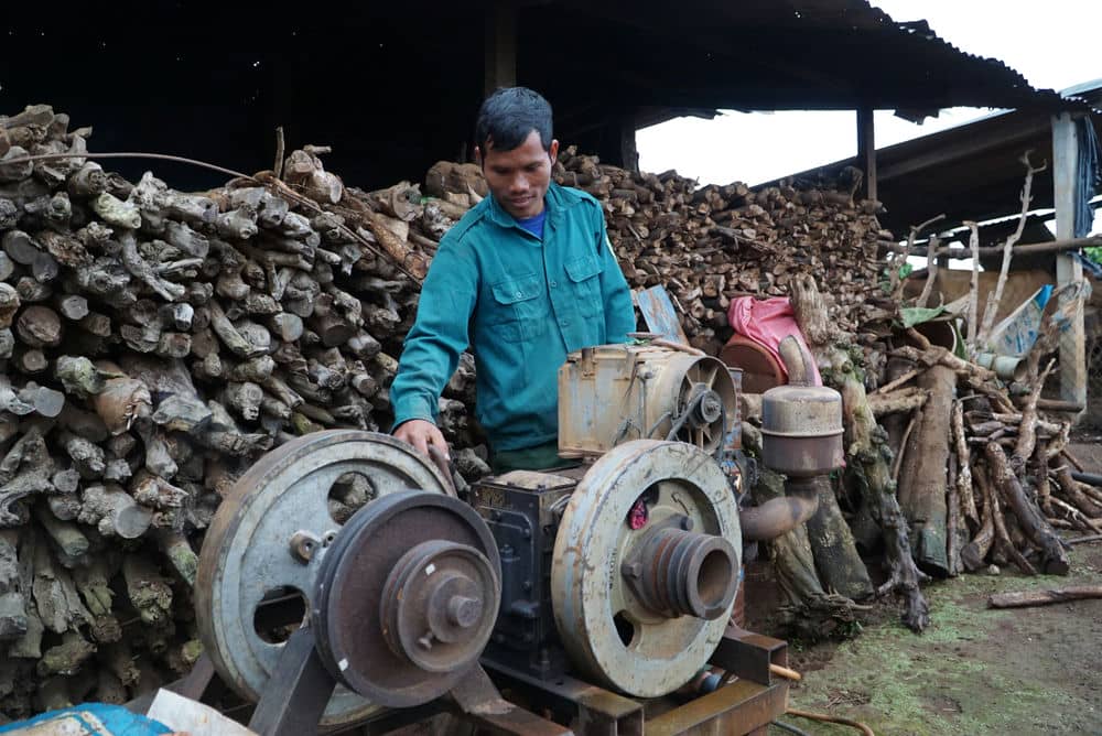 Mr. Ksor Nu (32 years old, residing in Ia Sao commune) repairs machines himself after being trained. Photo: Ngoc Bich