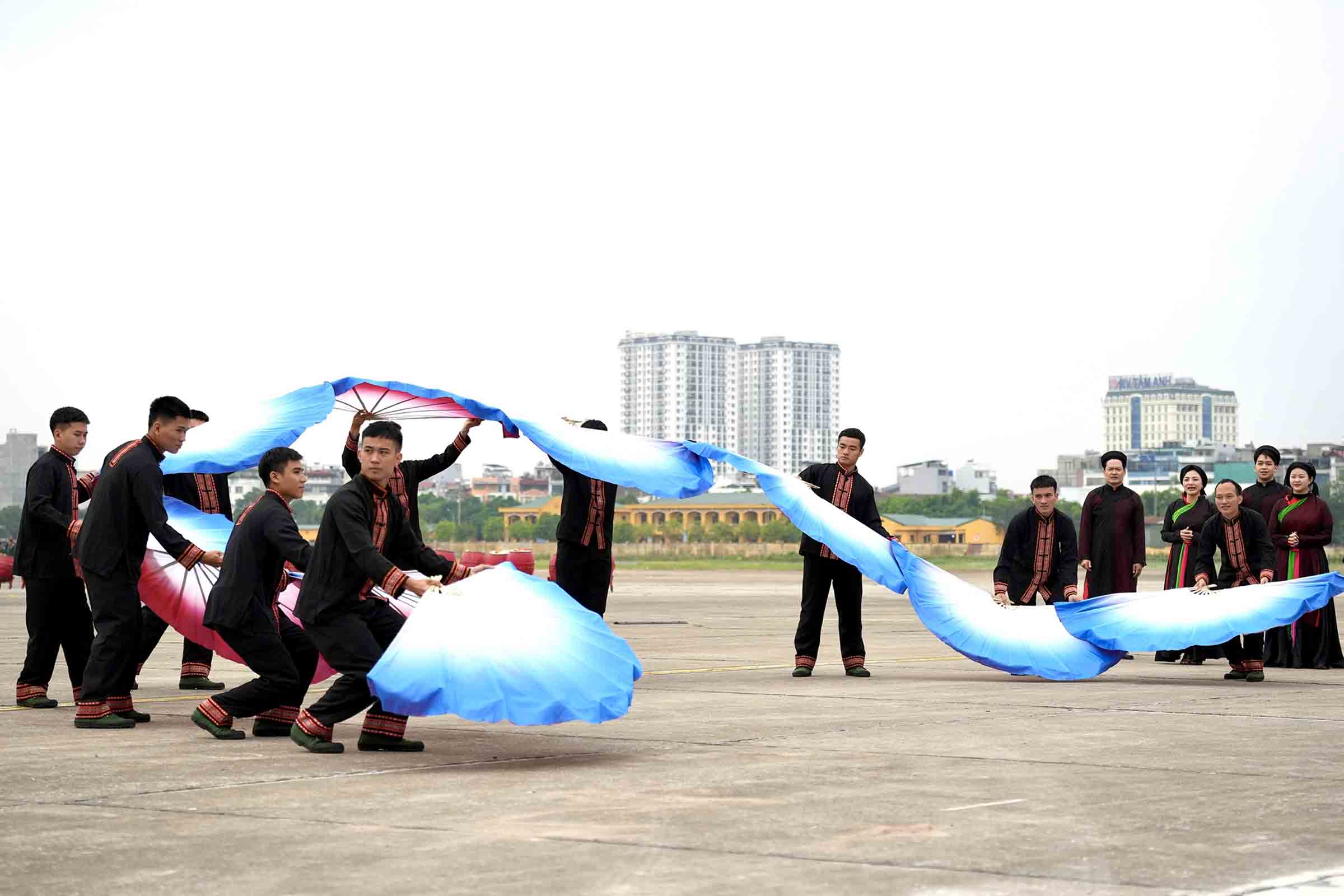 Hoc vien truong Si quan chinh tri bieu dien van nghe tren nen quan ho Bac Ninh.