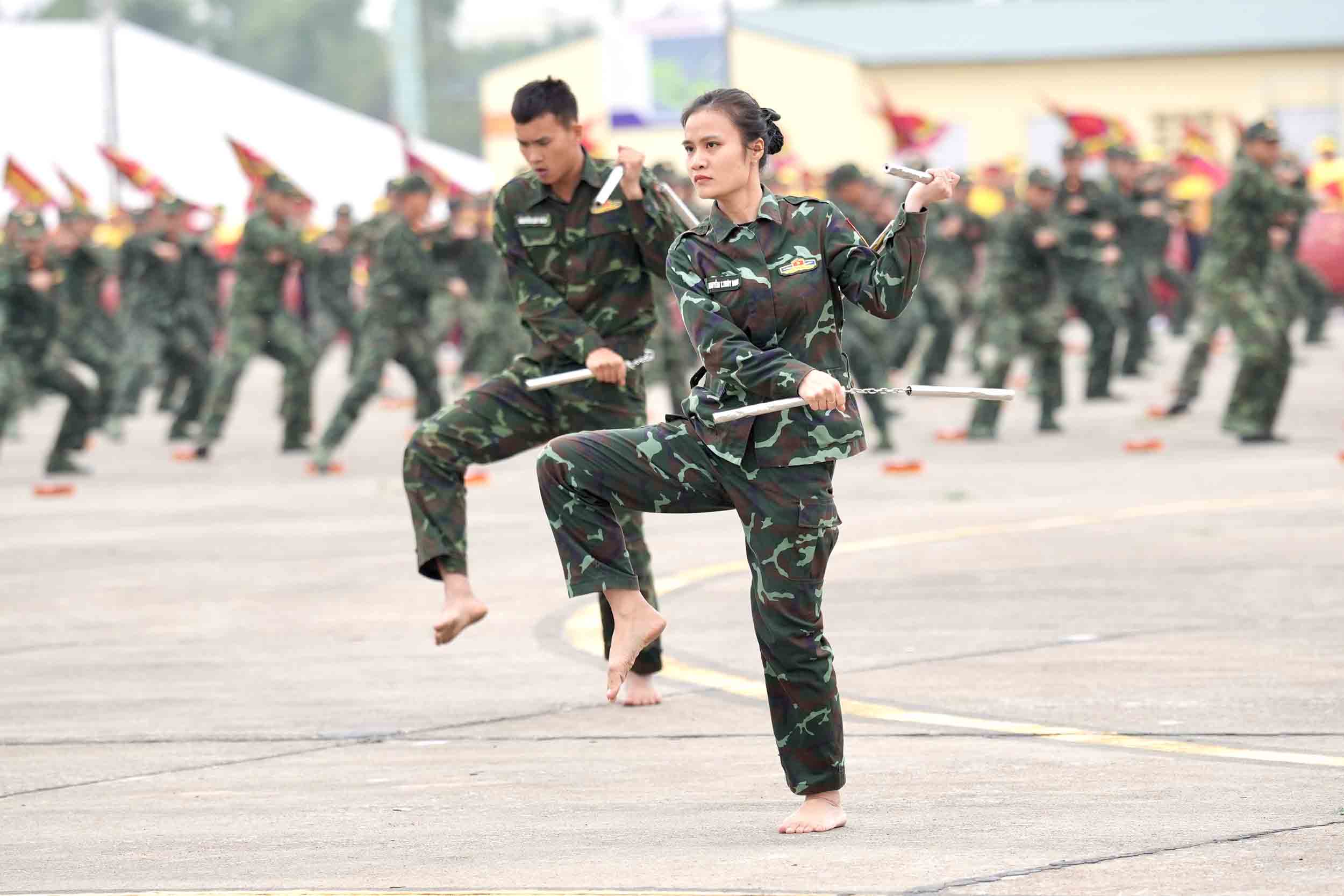 Cac nu chien dau vien bieu dien con nhi khuc, mot trong nhung bai vo co truyen ren luyen cho dac cong suc nhanh - manh - ben, su kheo leo khi lam nhiem vu. Anh: Huu Chanh