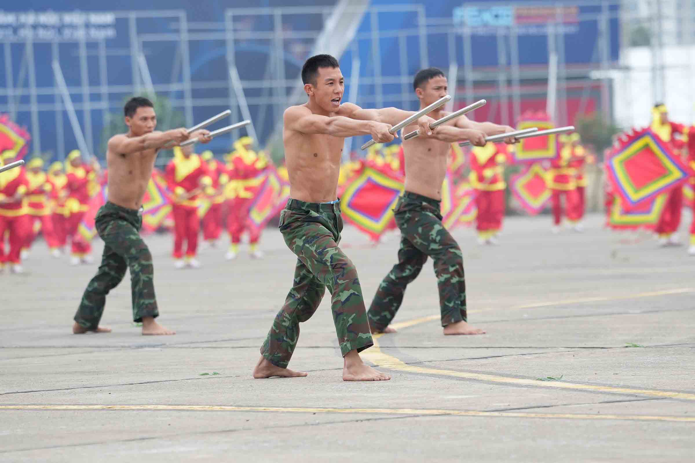 Tren nen trong tran, bo doi dac cong bieu dien cac bai vo thuat chien dau nhu quyen tran, doi khang, doi luyen dao gam, khi cong... Anh: Huu Chanh