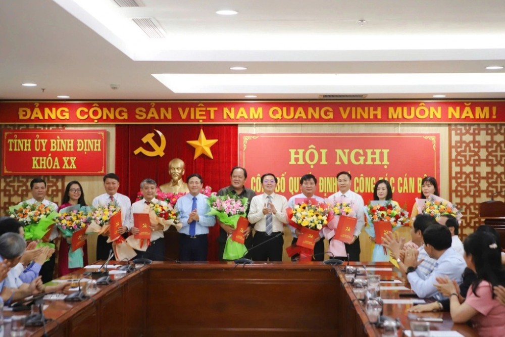 Leaders of Binh Dinh province presented decisions and flowers to congratulate newly appointed officials. Photo: Hong Minh