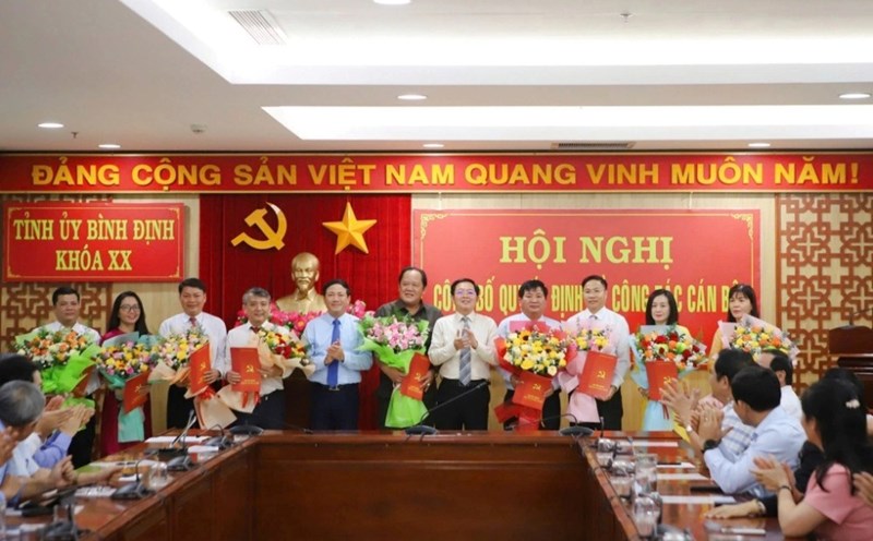 Leaders of Binh Dinh province presented decisions and flowers to congratulate newly appointed officials. Photo: Hong Minh