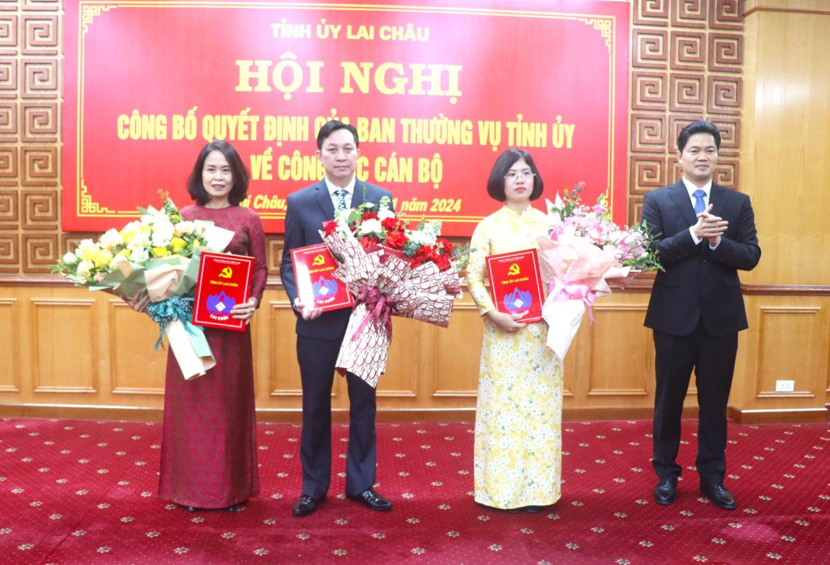 Ong Vu Manh Ha - Pho Bi thu Tinh uy trao quyet dinh va tang hoa chuc mung cac can bo nhan nhiem vu moi. Anh: Laichau.gov.vn
