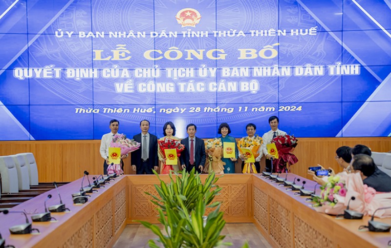 Lanh dao tinh tang hoa chuc mung cho cac nhan su vua duoc bo nhiem. Anh: thuathienhue.gov.vn