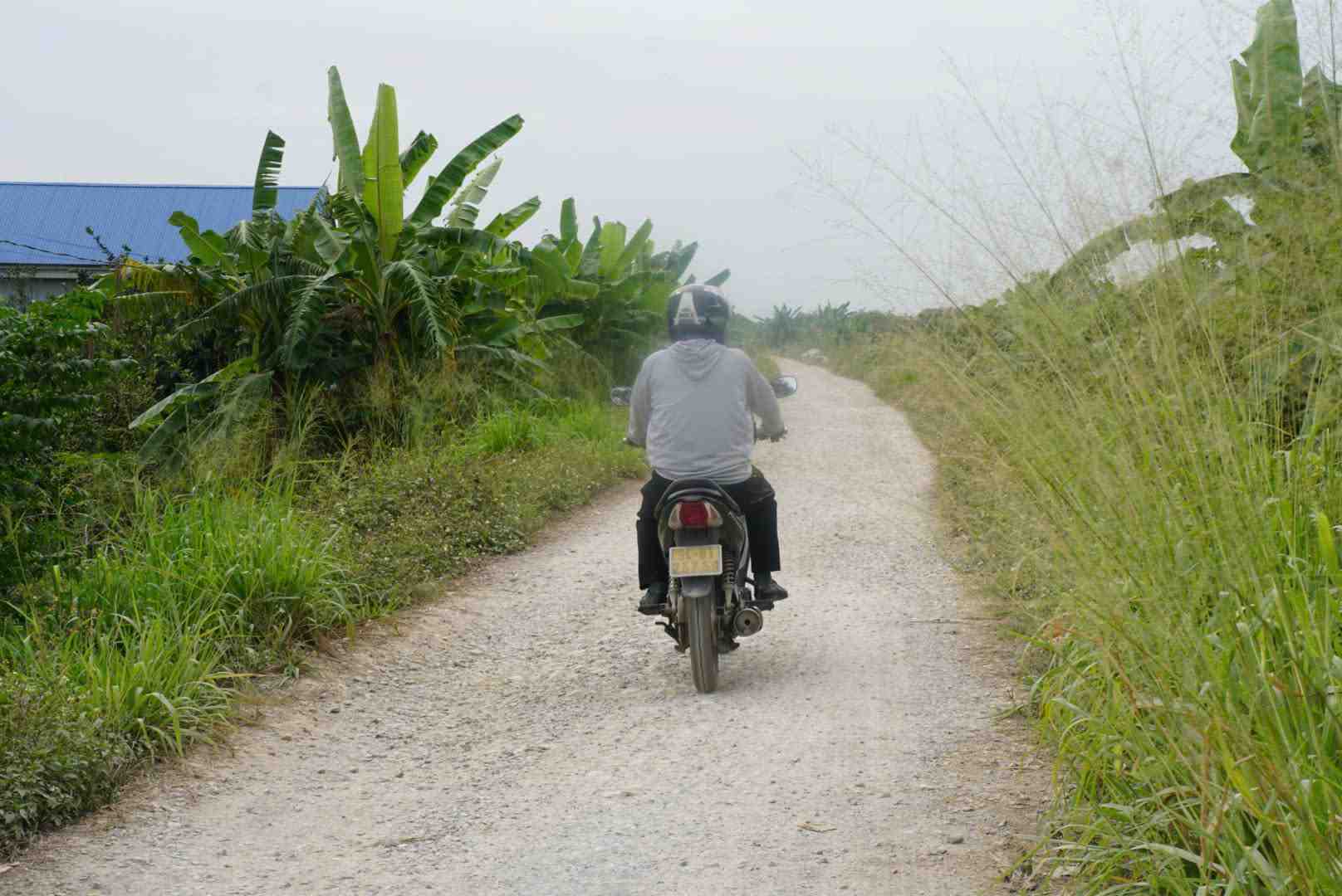 Nguoi dan e ngai tai nan de xay ra khi di tren de vao thoi tiet mu to, gio lon. Anh: Cong Hoa