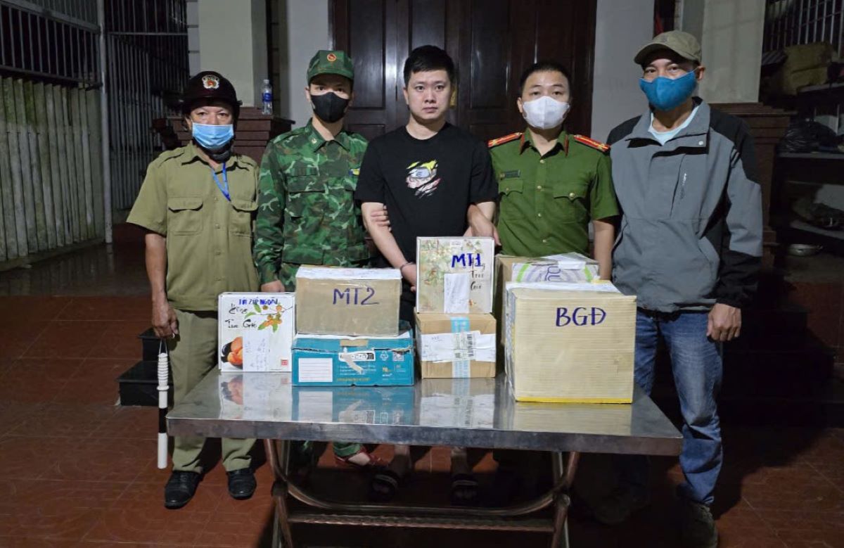 Các lực lượng phối hợp bắt giữ đối tượng cùng số tang vật ma túy. Ảnh: Biên phòng Quảng Trị.