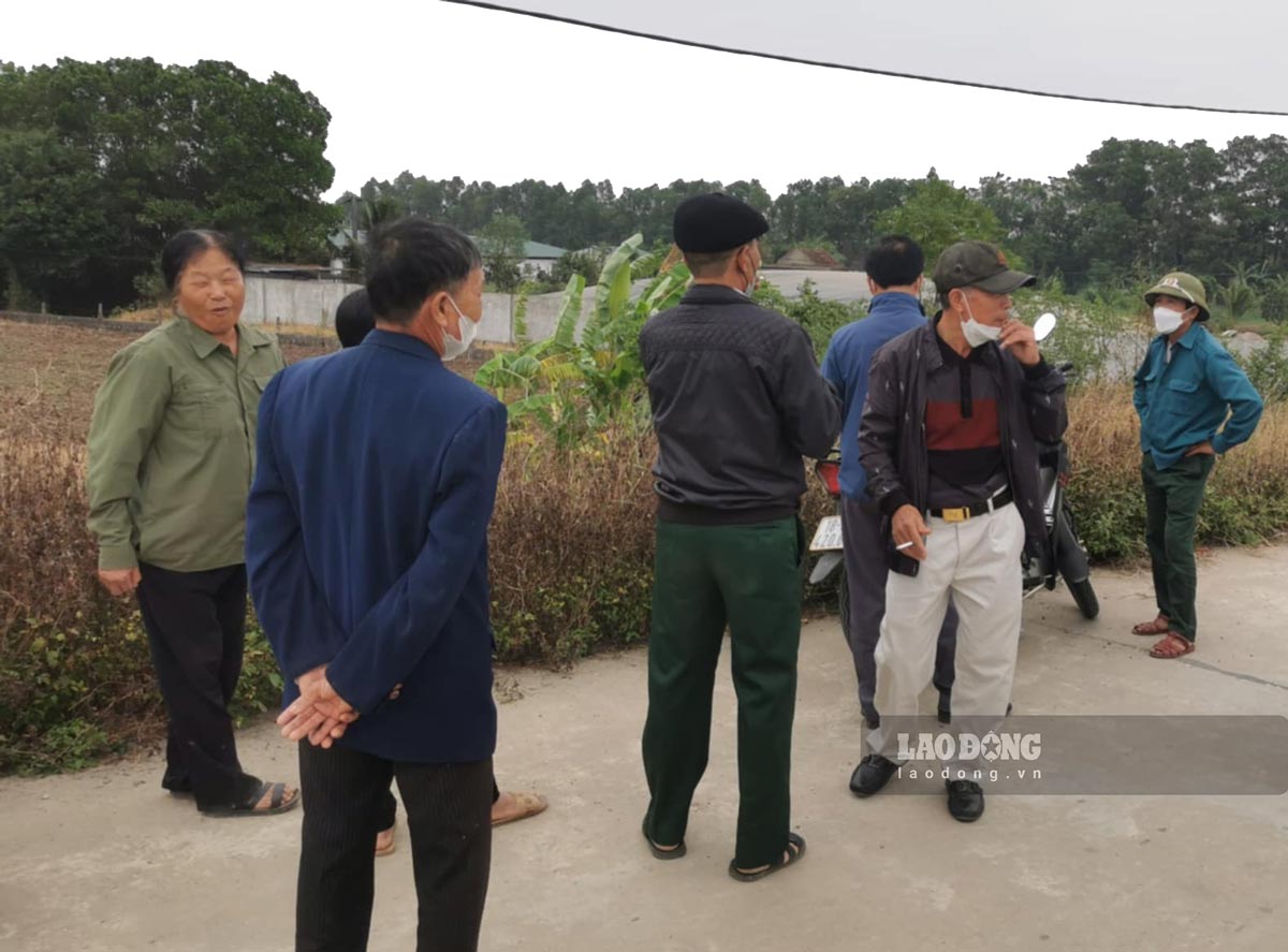 Người dân bức xúc vì mùi hôi thối từ trại lợn. Ảnh: Hà Vi