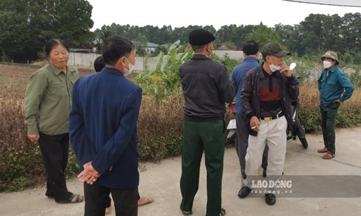 Người dân bức xúc vì mùi hôi thối từ trại lợn. Ảnh: Hà Vi