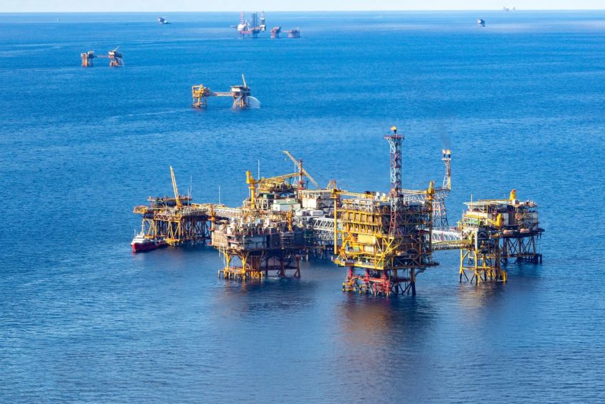 Petrovietnam maintains an average crude oil production output of 7.5-8.5 million tons/year, and gas production of 6-8 billion m³/year. Photo: Oil and gas exploitation on Vietnam's continental shelf - PVN
