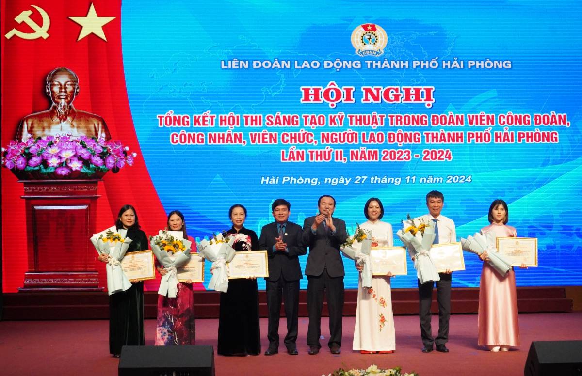 Vice President of the Vietnam General Confederation of Labor Nguyen Xuan Hung praised the 6 groups with many topics participating and winning prizes at the contest. Photo: Mai Dung