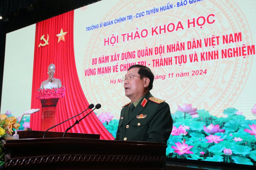Senior Lieutenant General Le Huy Vinh gave a speech at the scientific conference: "80 years of building a politically strong Vietnam People's Army - achievements and experiences". Photo: T.Vuong
