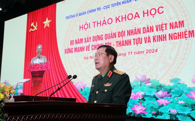 Senior Lieutenant General Le Huy Vinh gave a speech at the scientific conference: "80 years of building a politically strong Vietnam People's Army - achievements and experiences". Photo: T.Vuong