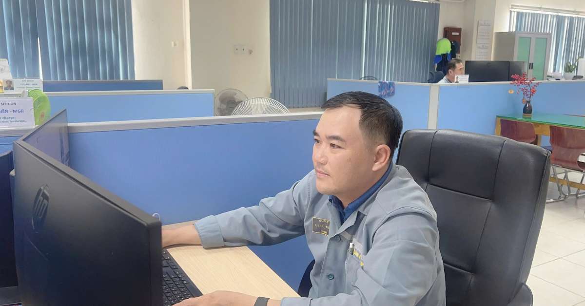 Mr. Nguyen Thai Vu - Vice Chairman of the Trade Union of Hyundai-Vietnam Shipbuilding Co., Ltd. follows information about the revised Trade Union Law. Photo: Phuong Linh