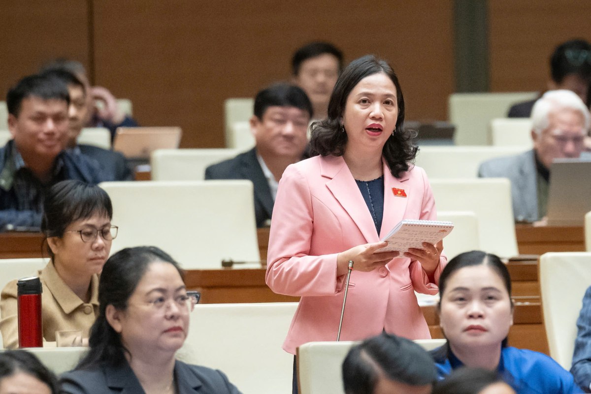 Delegate Dieu Huynh Sang - National Assembly Delegation of Binh Phuoc province proposed to review regulations on unemployment benefits. Photo: Pham Thang