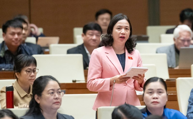 Delegate Dieu Huynh Sang - National Assembly Delegation of Binh Phuoc province proposed to review regulations on unemployment benefits. Photo: Pham Thang