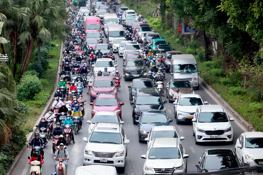 Tuy nhien, thoi tiet lanh cong them tac duong cang khien nguoi dan di chuyen kho khan.