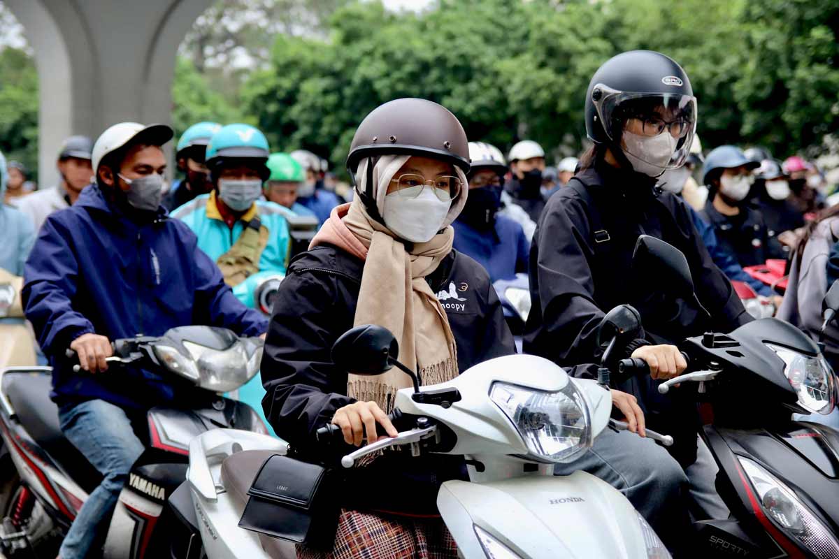 Trong thoi tiet lanh, nhung chiec khan quang la mon do khong the thieu doi voi nhung nguoi di chuyen lau tren duong.