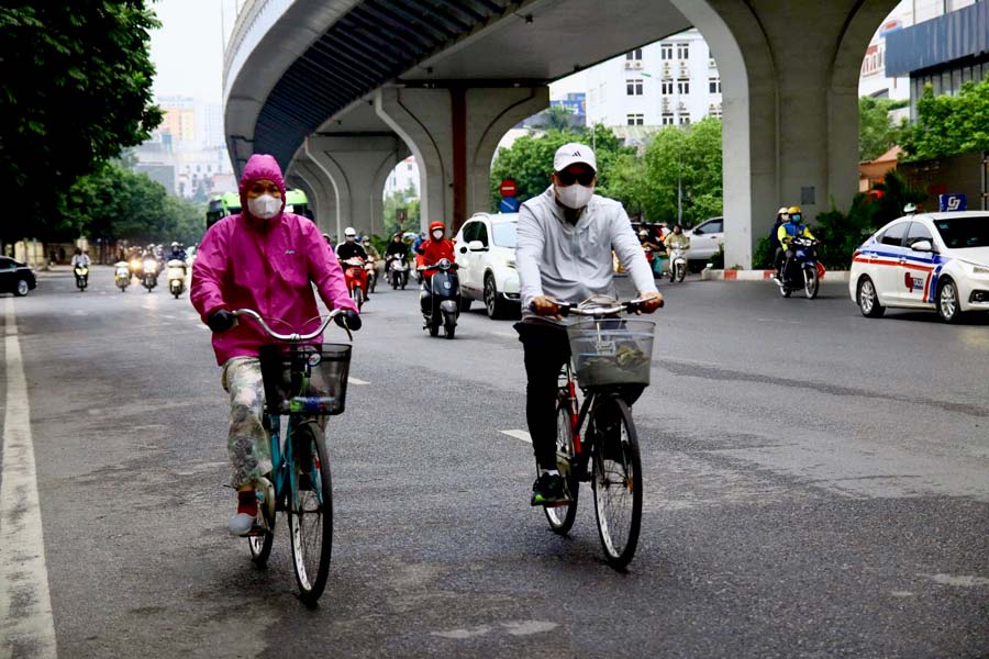 Nhieu nguoi di tap the duc buoi sang cung phai mac ao am, chum mu kin.