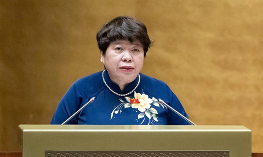 Bà Nguyễn Thúy Anh, Chủ nhiệm Ủy ban xã hội của Quốc hội trình bày báo cáo tóm tắt tiếp thu, giải trình và chỉnh lý dự thảo Luật Công đoàn (sửa đổi). Luật Công đoàn (sửa đổi) giữ nguyên quy định về mức đóng kinh phí công đoàn là 2% như hiện hành. Ảnh: Quốc hội