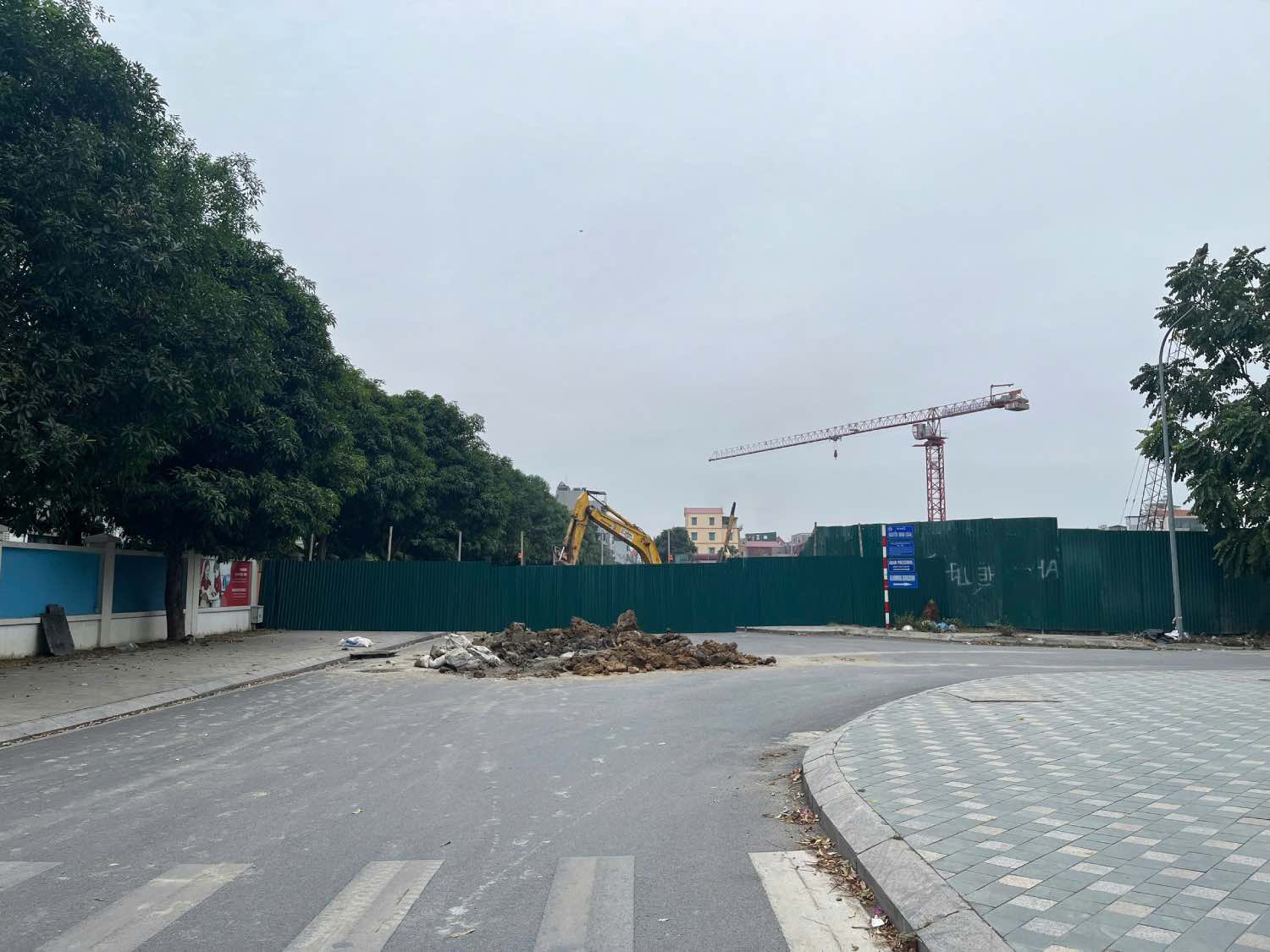 Khu vực sạt lở hiện đang được quây tôn. Ảnh: Khánh An