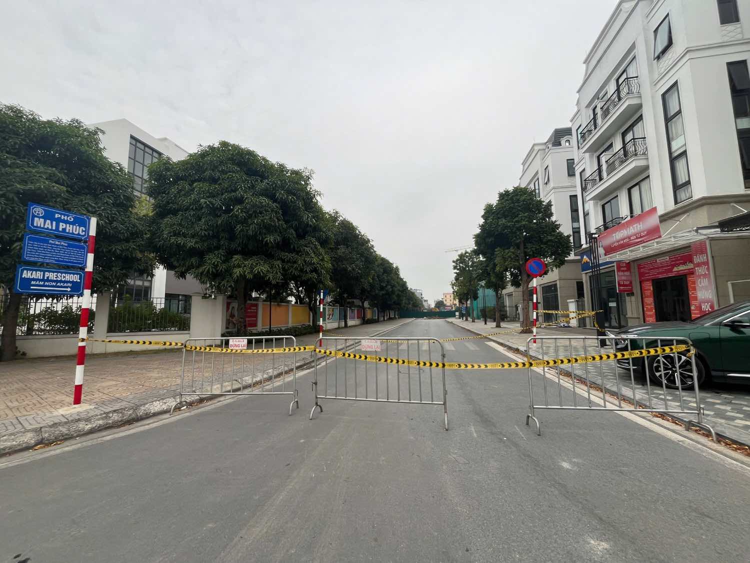 Đầu đường Mai Phúc (đoạn giao với phố Đào Hinh) hiện đang được dựng Arie. Ảnh: Khánh An