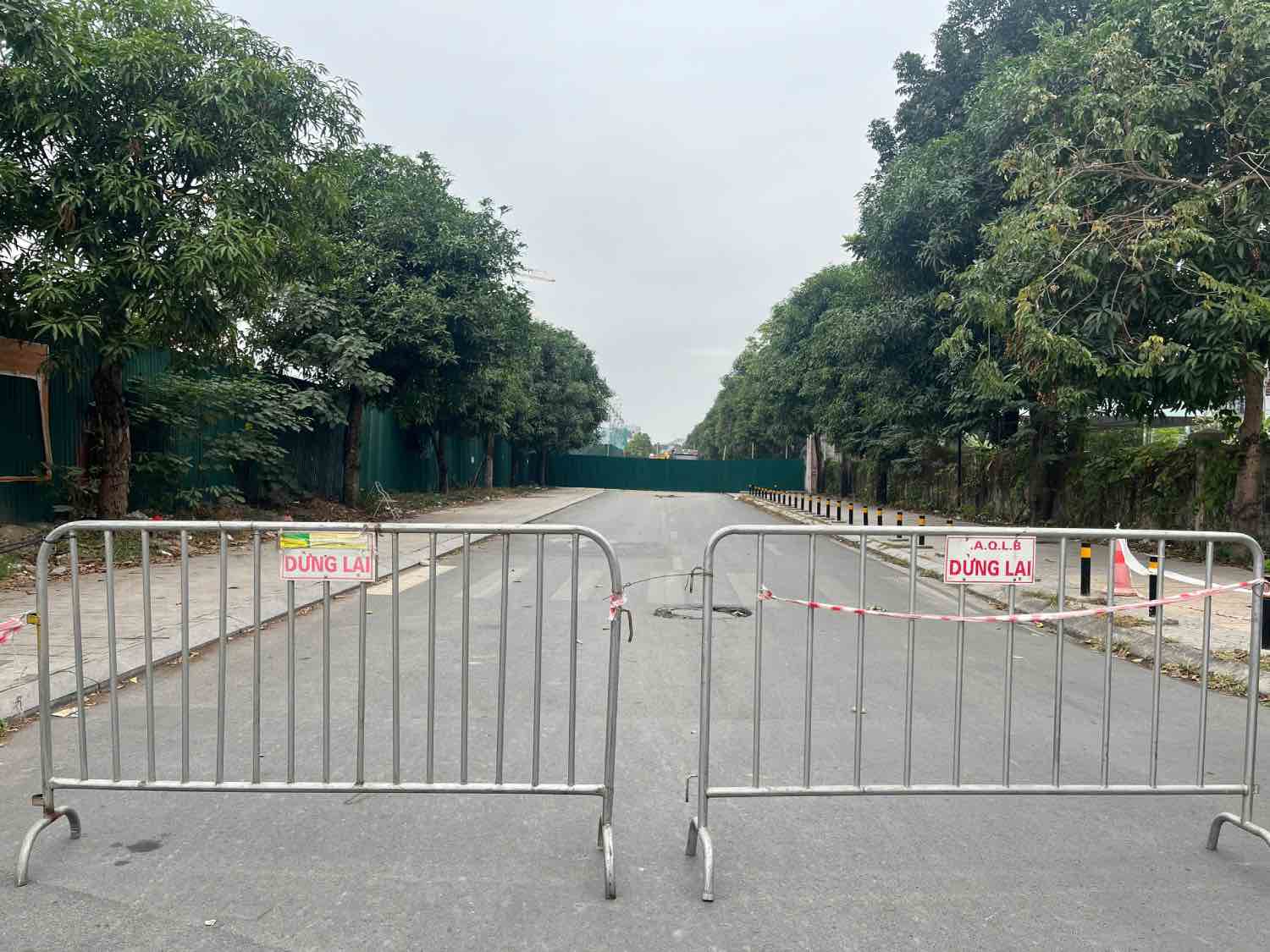 Lực lượng chức năng dựng rào chắn tại khu vực đầu đường Mai Phúc (đoạn giao với phố Nguyễn Lam). Ảnh: Khánh An