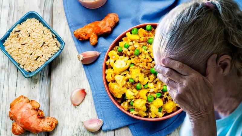 Elderly people should eat dinner properly to be good for the brain. Graphics: Ha May