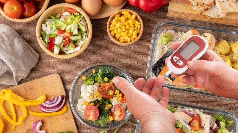 People with high blood sugar should control the amount of nutrients they take in. Graphics: Ha May