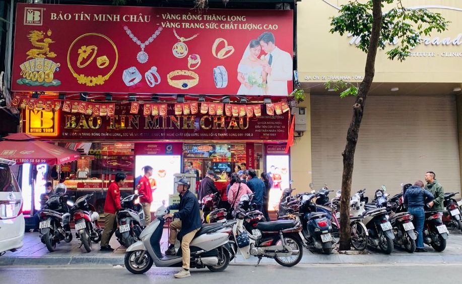 Sang 27.11, nhieu nguoi xep hang o mot cua hang vang bac da quy pho Tran Nhan Tong, Ha Noi tu som de mua vang nhan. Anh: Phuong Anh 