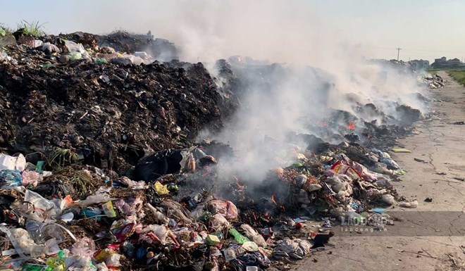 Bãi rác lộ thiên, đốt rác khói mù mịt ở Thái Bình