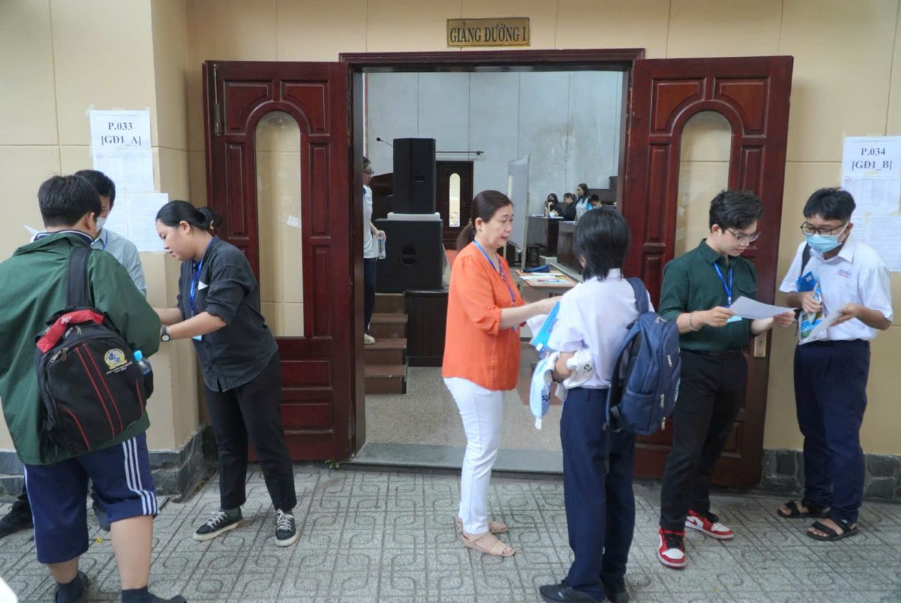 Candidates take the Ho Chi Minh City National University's capacity assessment exam to register for early admission to schools in 2024. Photo: Chan Phuc
