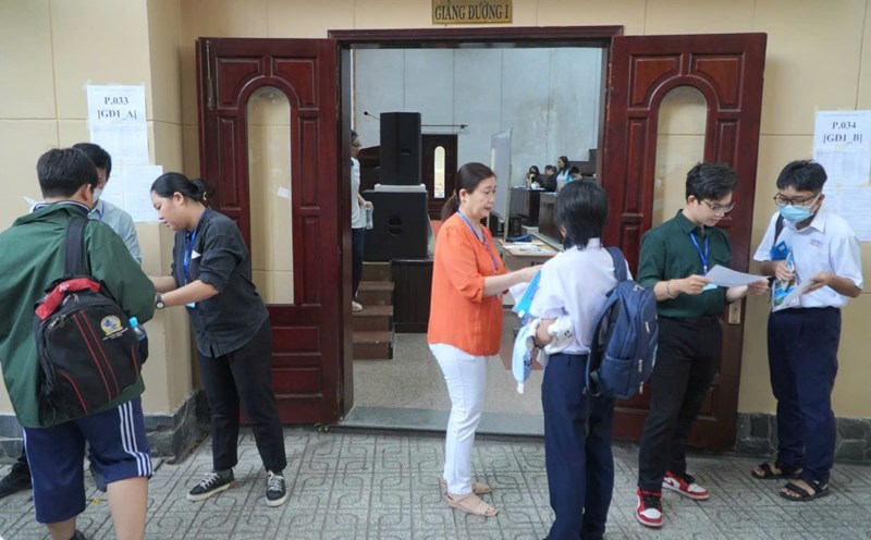 Candidates take the Ho Chi Minh City National University's capacity assessment exam to register for early admission to schools in 2024. Photo: Chan Phuc