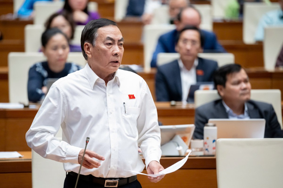 Delegate Pham Van Hoa said that it should be regulated that all poor households, near-poor households, and especially disadvantaged communes nationwide should be supported with loans. Photo: Pham Thang