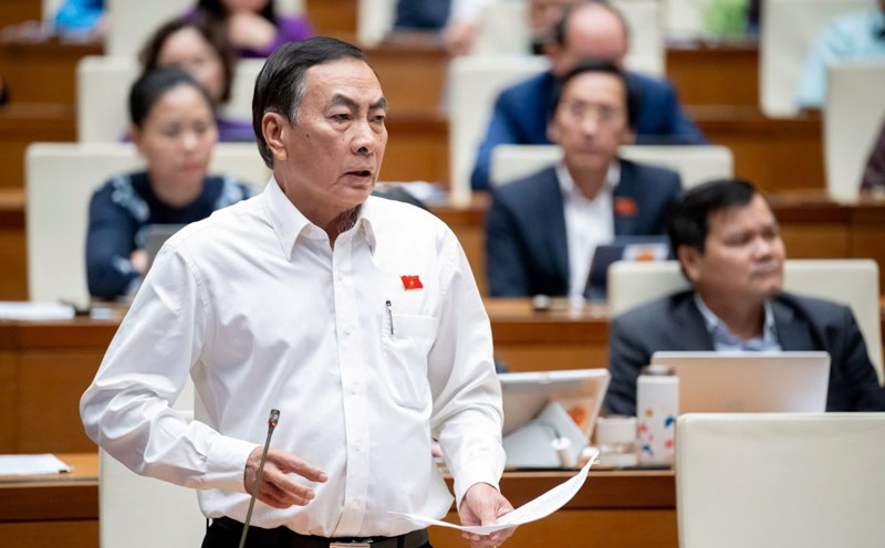 Delegate Pham Van Hoa said that it should be regulated that all poor households, near-poor households, and especially disadvantaged communes nationwide should be supported with loans. Photo: Pham Thang