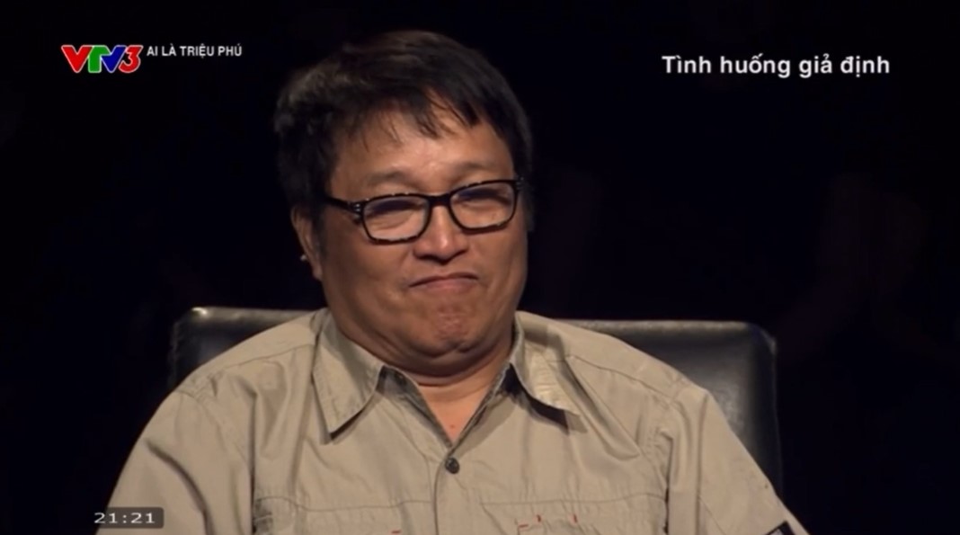 Player Pham Cao Long left with a check of 80 million VND from the show "Who Wants to Be a Millionaire". Photo cut from video