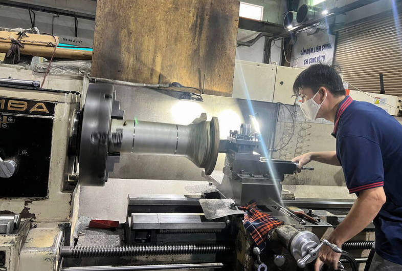 Mechanical and electrical enterprises need interest rate policy support to expand investment. Photo: Uyen Phuong