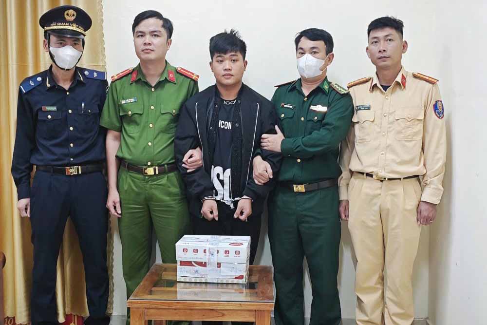 Đối tượng Thịnh cùng tang vật ma túy bị bắt giữ. Ảnh: Công an Hà Tĩnh.