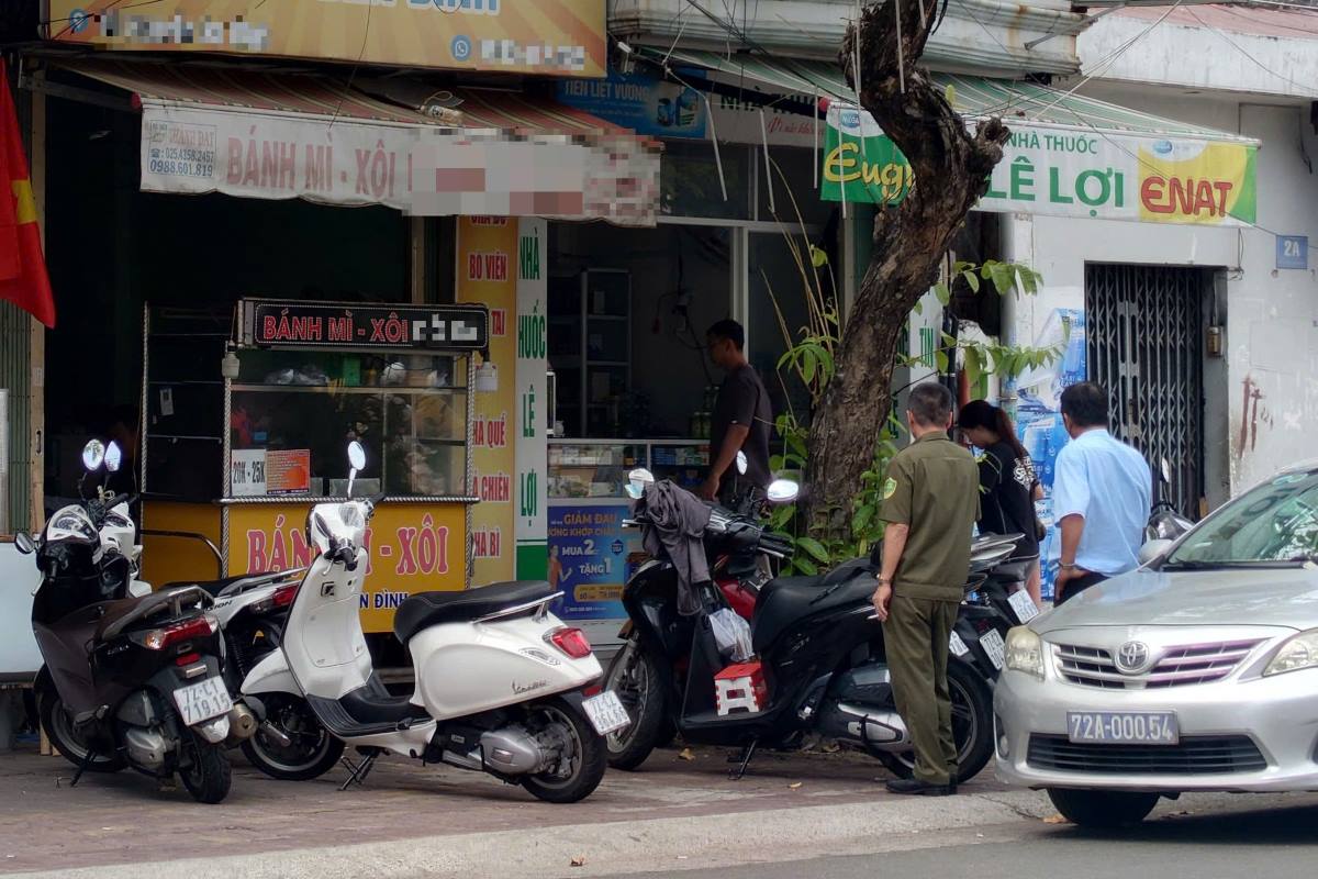 Authorities inspect a store suspected of selling food poisoning. Photo: Thanh An