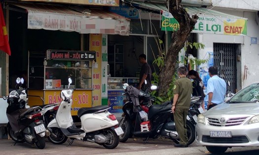 Cơ quan chức năng kiểm tra tại cửa hàng nghi bán thực phẩm gây ngộ độc. Ảnh: Thành An