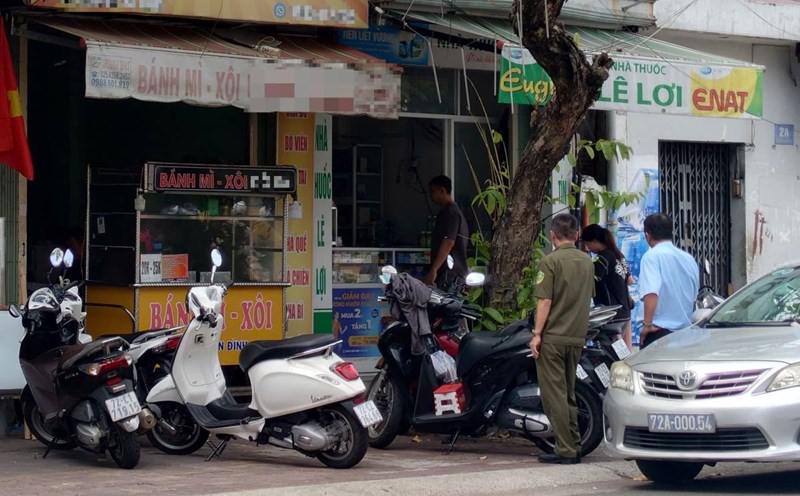 Authorities inspect a store suspected of selling food poisoning. Photo: Thanh An