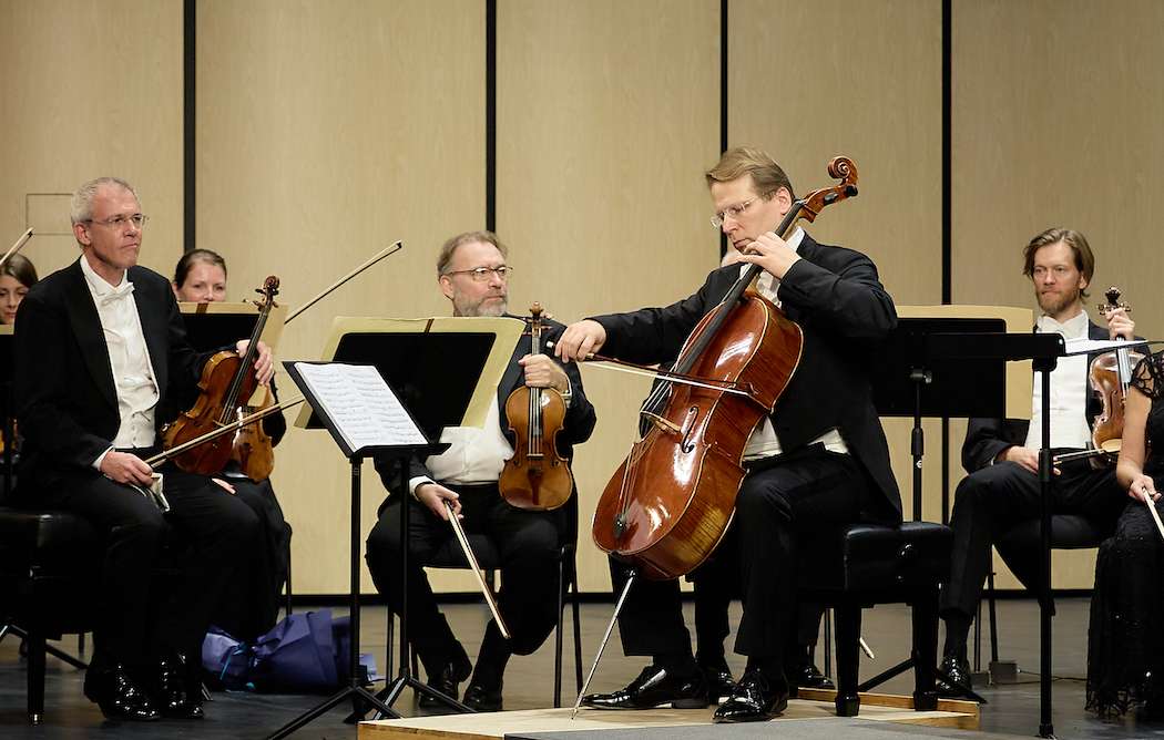 Man trinh dien doc tau cello cua nghe si Peter Somodari. Anh: VPBank