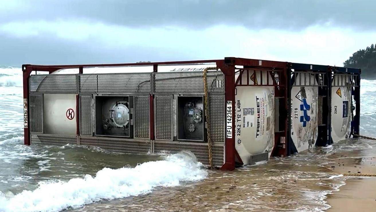 Three gas tanks, each weighing over 3,500 kg without load, drifted ashore on Binh Son beach, Quang Ngai province. Photo: Van Tanh