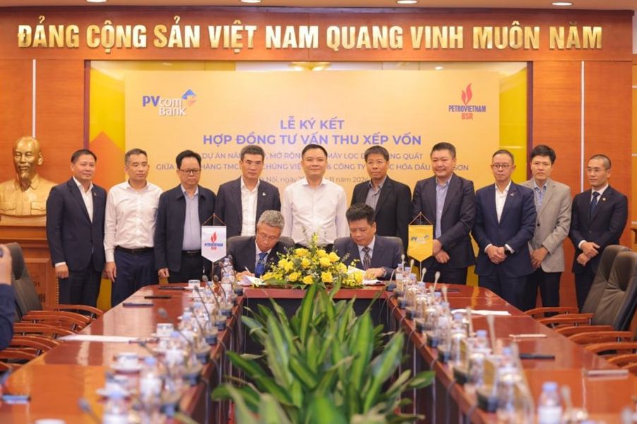 Duoi su chung kien cua lanh dao Tap doan Dau khi Viet Nam, BSR va PVcomBank da ky ket “Hop dong tu van thu xep von cho Du an Nang cap mo rong NMLD Dung Quat”.