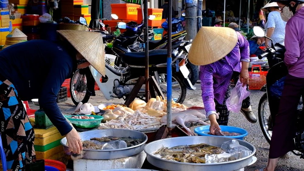 Mat hang thuy hai san tai cac cho truyen thong TP Can Tho tang gia. Anh: Bich Ngoc.