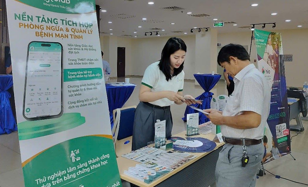 The first workshop and exhibition on “Application of technology to support health care for the elderly” was held, but attracted many participants. Photo: Nguyen Dang